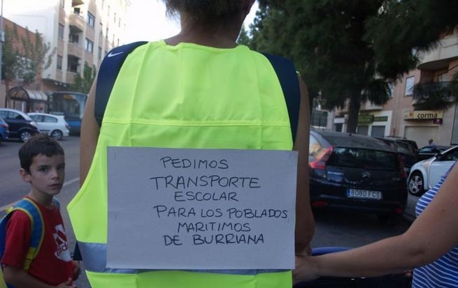 Los AMPAS de Burriana se manifiestan en contra de los recortes en el transporte escolar