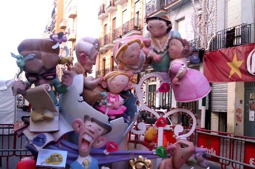 Valencia amanece invadida por los ninots en la tradicional ‘plantà’
